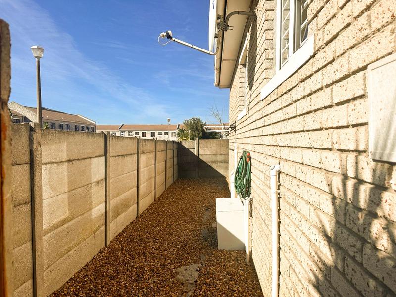 2 Bedroom Property for Sale in Oakglen Western Cape